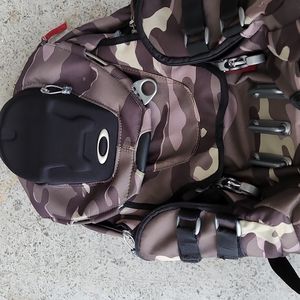 Like new Oakley hiking/backpack.